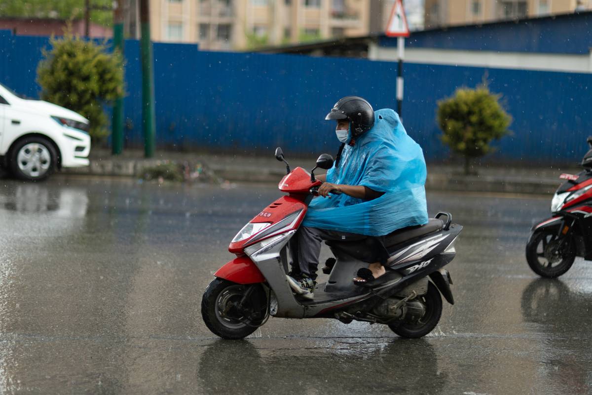 Why a Waterproof Rain Cape Beats Every Other Rain Shield (And When It Doesn’t)